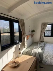 Peaceful Shepherd’s Hut in beautiful countryside. - Image 5