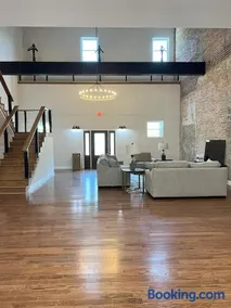 Beautiful New Riverfront Condo - Image 1