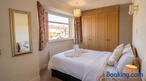 Tharsh Peaceful Escape Double Room with Shared Bathroom - Image 1