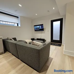 Spacious Bright 9ft Ceiling with Private Entrance - Image 2