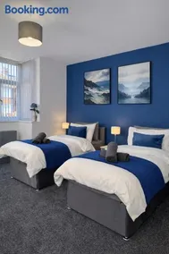 4BR Executive Accommodation with Private Parking Fast Wi-Fi - Image 2