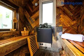 Spa Retreat w Jacuzzi & Sauna Near Central Line - Image 4
