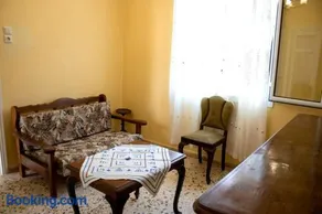 Traditional detached house with yard in Kalamata - Image 4
