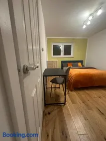 Spacious En-Suite Rooms & Off-Suite Rooms Near Hospital and Shops - Image 2