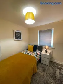 Spacious 3-Bed House Near Uni and Town Centre - Image 3