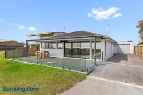 Portarlington Beach Retreat - Image 2