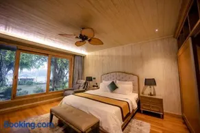 4br Villa River Deck, Pool, Bbq & Garden - Image 5