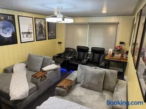 Hot Tub and Home Theatre in the Hood - Image 1
