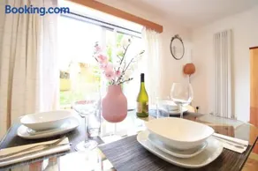 Cheerful Two-Bedroom Residential Home - Image 4