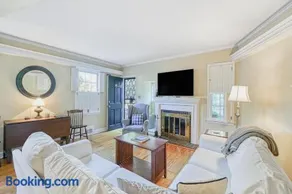 Charming brick home with patio, WiFi, AC, & WD - walk to everything - Image 2