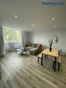 Square Flat - En-Suites - Luxury - 6 Guests - Image 2