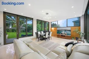 Putney Brand New Luxury House Pool & Waterview - Image 3