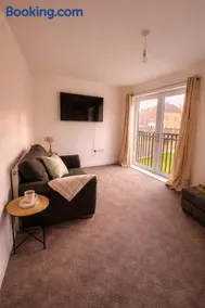 New Build 3-Bed in Rotherham Fast WiFi, Garden & Driveway - Image 2