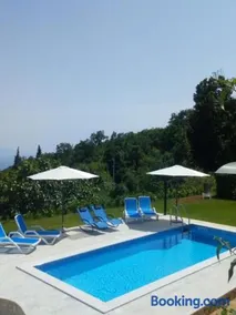 Apartment Rea with Pool - Image 3