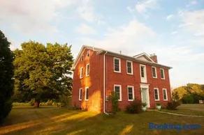 Farmhouse Broad Brook: Comfort & Charm. - Image 4