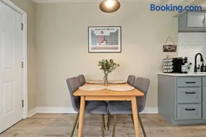 2BR Midway Getaway! l 20 min to downtown Chicago - Image 3