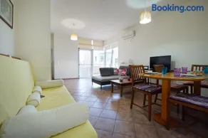 Sunny Apartment - Image 2