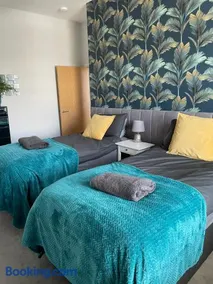 Between beach & shops - Private parking en-suite - Image 5