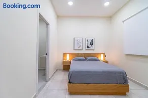 2 BD Suite with Balcony, Gym, Rooftop Pool, Hot Tub - Image 5