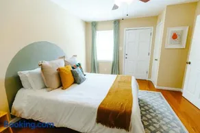 Centrally Located 3BR Overton Square Fast WiFi Free Parking Yes Pets - Image 3