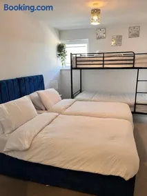 Bright & Stylish en-suite bedroom suitable for singles, couples, and families in a 2bed apartment - Image 5