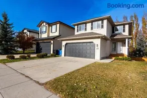 Valley Home 2 Bed 1 Bath Walkout Basement Apartment, 1hr to Banff, 40 Mins Canmore, 5 mins to WinSport & Olympic park - Image 1