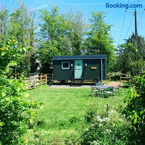 Rusty - Shepherds hut sleeps up to 4 - Image 5
