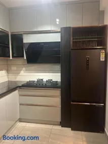 Modern Luxury Apartment 3 bed 3 bath close toGreenfield stadium - Image 3