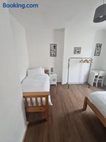 Leyland Town Centre Quiet Hub 2 bedroom 4 beds superfast WIFI free parking close to station and High Street - Image 4