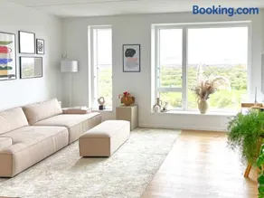 Modern Apartment with Amazing Views - Image 2