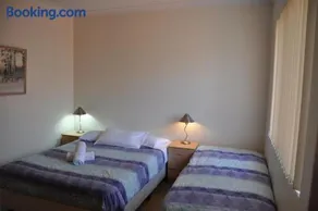Accommodation Sydney Kogarah 2 Bedroom Budget Apartment with Balcony - Image 3