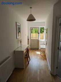 Peaceful Glastonbury Bungalow - Ideally Located - Image 3