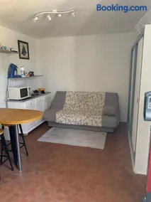 Appartement F2 agréable avec terrasse - Image 4