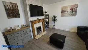 Ecclesfield Cottage - Two Bedrooms in Sheffield near Peak District with fast Wi-Fi, off-street parking and garden - Image 2
