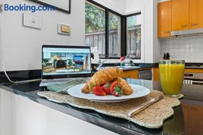 Miranda Stylish 2 Bed near Cronulla & Airport - Image 1