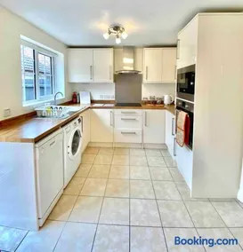 Kingmaker - Free Private Parking, Garden, TV, Fully Equipped - Image 3