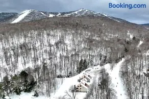 Trailside Village #5 - Slopeside 1BR with Hot Tub and Sauna, Ski In Ski Out on Great Eastern Trail - Image 4