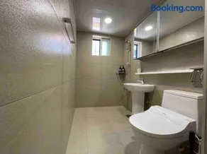 Iee Sang House Room 3, 4 queen beds #COEX #Plastic surgery #Hospital #Lotte World #Free parking #Family #Friends - Image 1