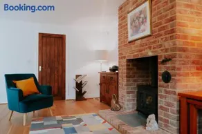 Perfect Booking 3 Bed Home with Beautiful Garden - Image 4