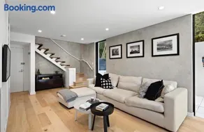 Private Beachside Townhouse, 150m walk from beach - Image 3