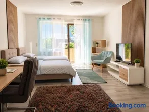 Modern Apartment with Balcony, Kitchen & Free Parking - Image 3