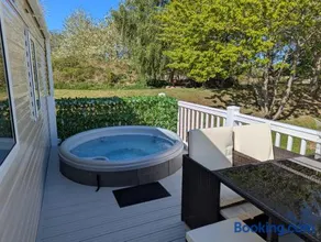 Hot Tub Getaways The Oakley 8 berth caravan with hot tub and quiet setting - Image 2