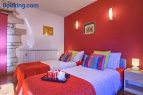Top Center Room & Apartment - Image 5