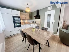 Bel appartement rénové au cœur de Jullouville, 100m de la plage, 1 chambre, 4 couchages, parking privé - FR-1-361-72 - Image 2