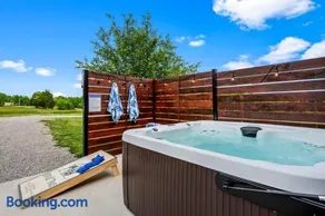 Spacious Home 4BR Fire Pit, Patio Hot Tub - Image 3