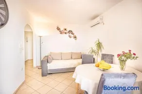 A 4 apt w terrace & sea view 4 min walk to beach - Image 2