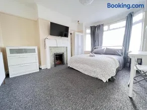 Shirley House 4, Guest House, Fully Equipped Kitchen with Fridge, Washer, Dryer, Self Catering, Self Check in, Great for Contractors, 5 min to BAT, 20 min to Fawley Refinery, close to Southampton Central, Ideal for Longer Stays - Image 2
