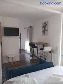 White and Cotton Suite - Image 1