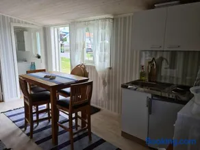 Förtjusande gästhus med parkering - Image 3