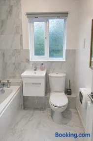 4 bed in Milton Keynes - Image 2